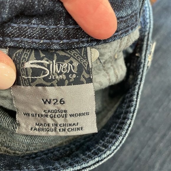 SILVER JEANS TWISTED CAPRI DISTRESSED WOMEN'S SIZE 26 See Pics For Measurements - Picture 8 of 14